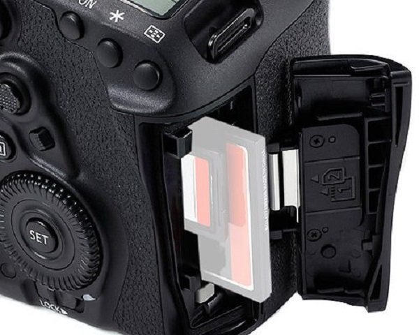 khe cắm thẻ nhớ của Canon EOS 5D Mark IV 2