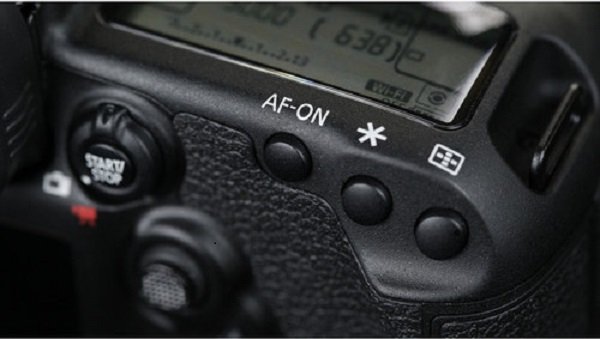 màn hình phụ trên Canon EOS 5D Mark IV