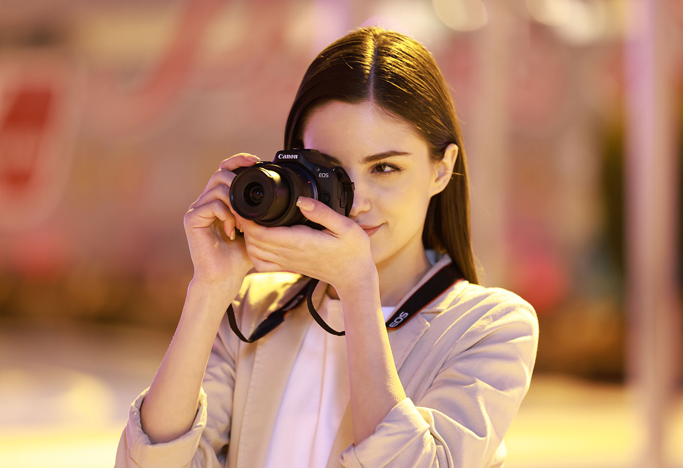 Canon EOS R100 thiết kế gọn nhẹ